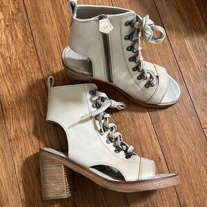 NEW VINTAGE FOUNDRY CO. Odette Peep Toe Open Heel Boot sz 8.5
